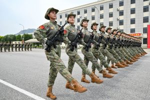 Участници, заети с подготовката за предстоящ военен парад на V-Day в Пекин
