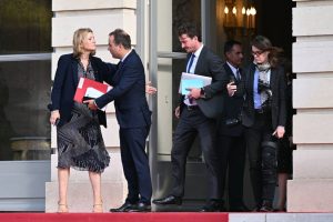 Защо новите колеги от премиера на Франция са с глава на премиера?