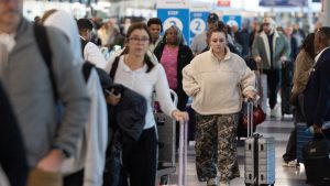 Въздушният транспорт в САЩ ще намалее поради спирането на работата на правителството, казва министърът на транспорта