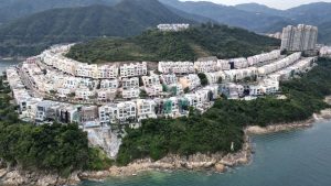 Друг собственик на жилище на полуостров Редхил в Хонконг е глобен за незаконни постройки