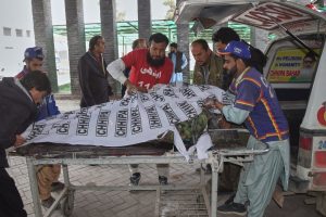 Многобройни атаки в Пакистан убиха 21, включително деца, като десетки бунтовници също бяха убити