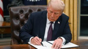 Тръмп се стреми да ограничи правните възможности за държавни служители да оспорват уволнение