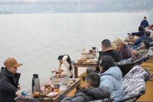 Китайските младежи се отказват от бързия живот, за да станат „хора от старата школа“; историите получават 1 милиард гледания онлайн