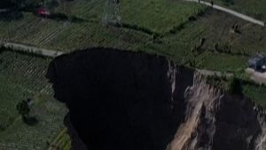 Индонезийско село в риск да бъде погълнато от 100-метрова дупка