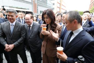 Впечатлен от жизнеността на Шанхай, лидерът на КМТ настоява за добра воля и взаимно доверие от другата страна на пролива