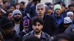 Офицерите по защитата на кмета на Лондон са освободени от задължения, след като торбата с оръжия е „изгубена“